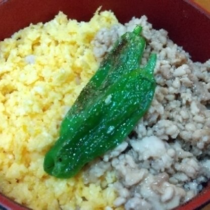 鶏そぼろで、頂き物のししとうを添えました。丁寧なお料理なんて美しい！！見習わなくては( ノД`)…